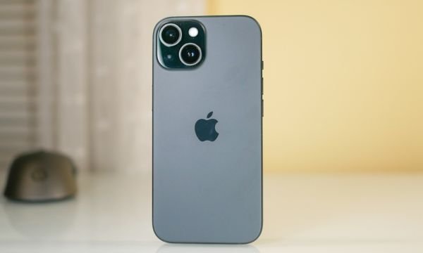 iPhone 15 का क्रेज: प्रीमियम लुक और फीचर्स ने मचाई धूम !