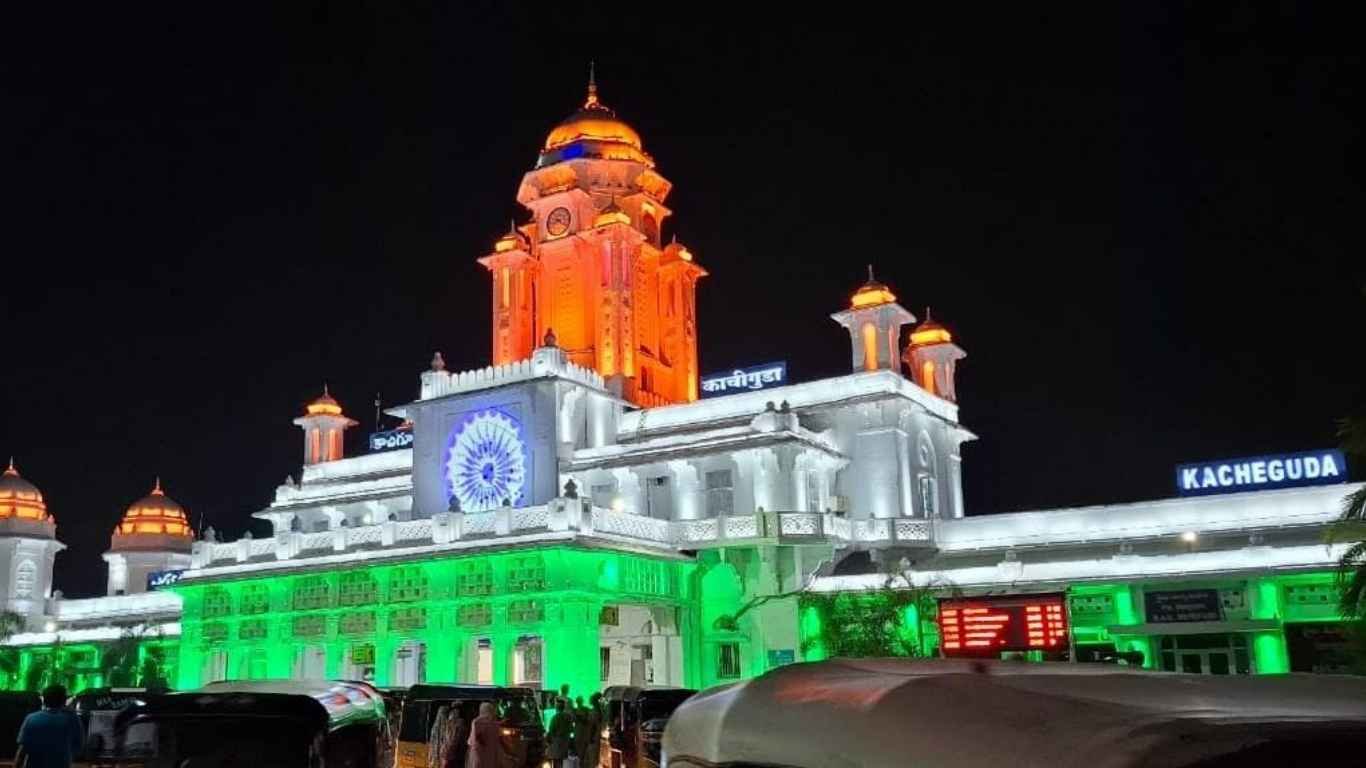 वीर सैनिकों के सम्मान में: जगमगाए देश भर के रेलवे स्टेशन 2025