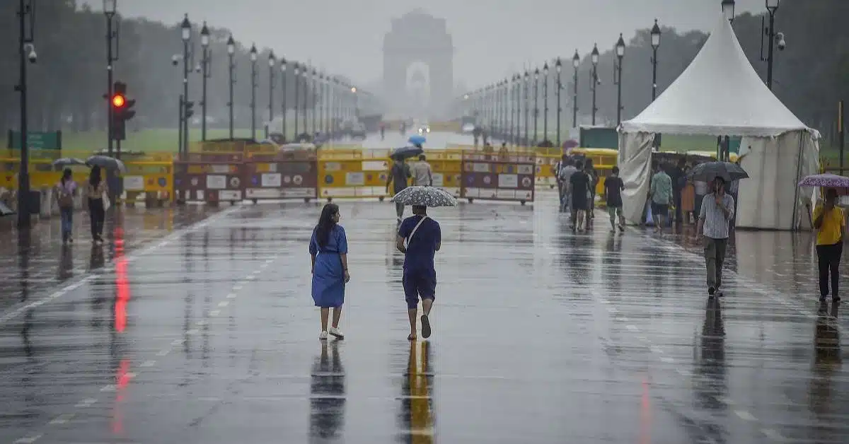 Delhi Weather Update: рдмрд╛рд░рд┐рд╢ рдФрд░ рддреЗрдЬ рд╣рд╡рд╛рдУрдВ рд╕реЗ рджрд┐рд▓реНрд▓реА рдХреЛ рд░рд╛рд╣рдд