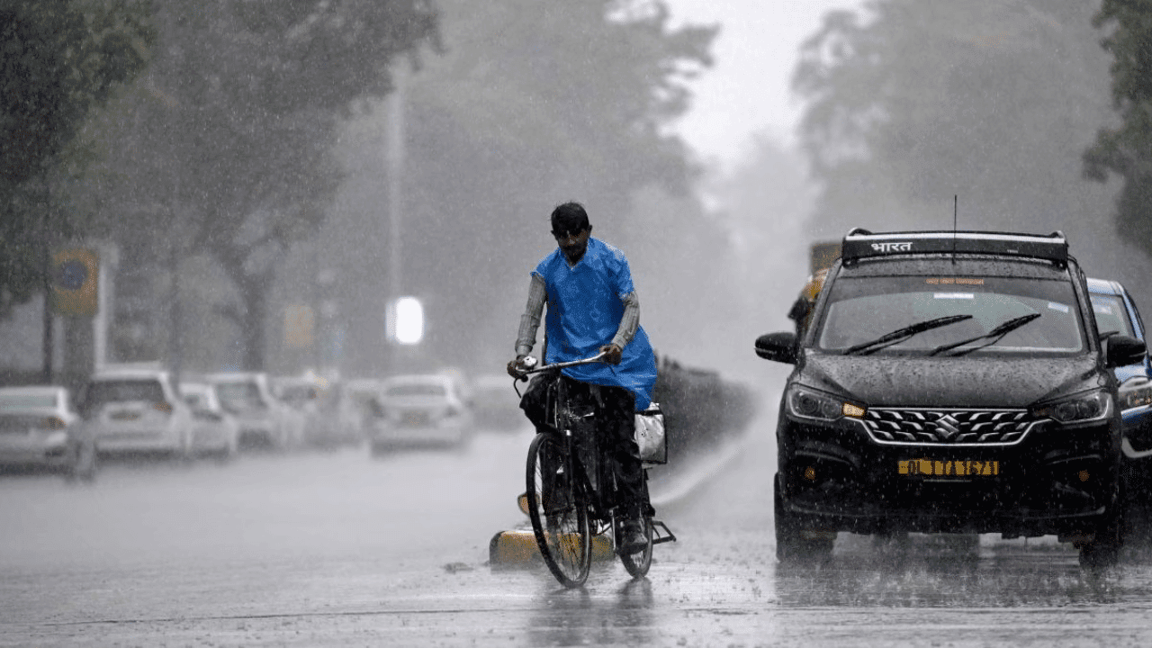 Delhi on Red Alert: भारी बारिश पर 5 बड़े अपडेट