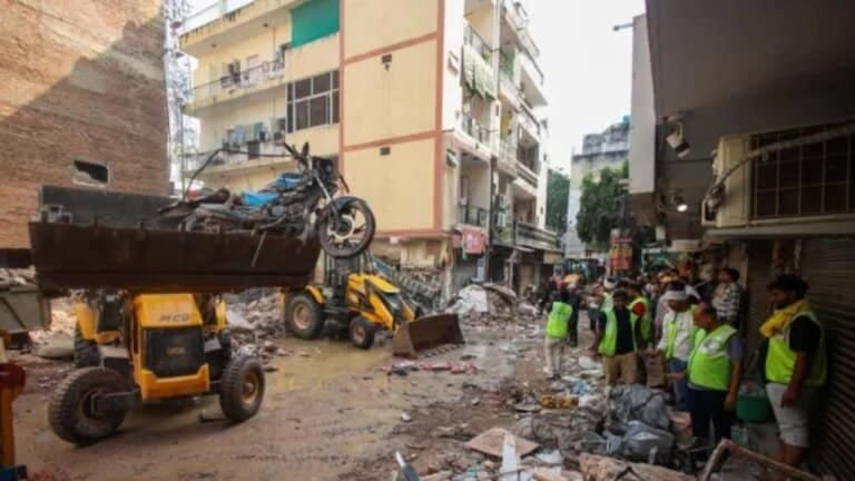 Satya Niketan Building Collapse: दिल्ली में बड़ा हादसा