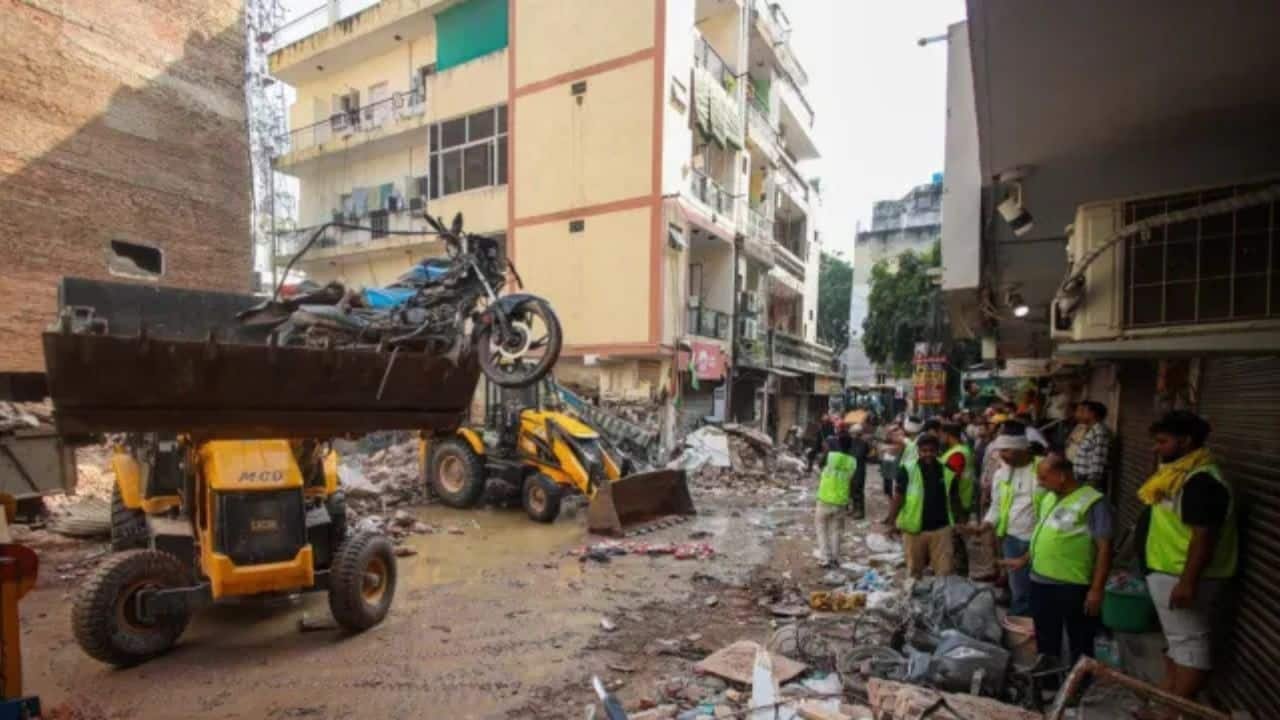 Satya Niketan Building Collapse: दिल्ली में बड़ा हादसा