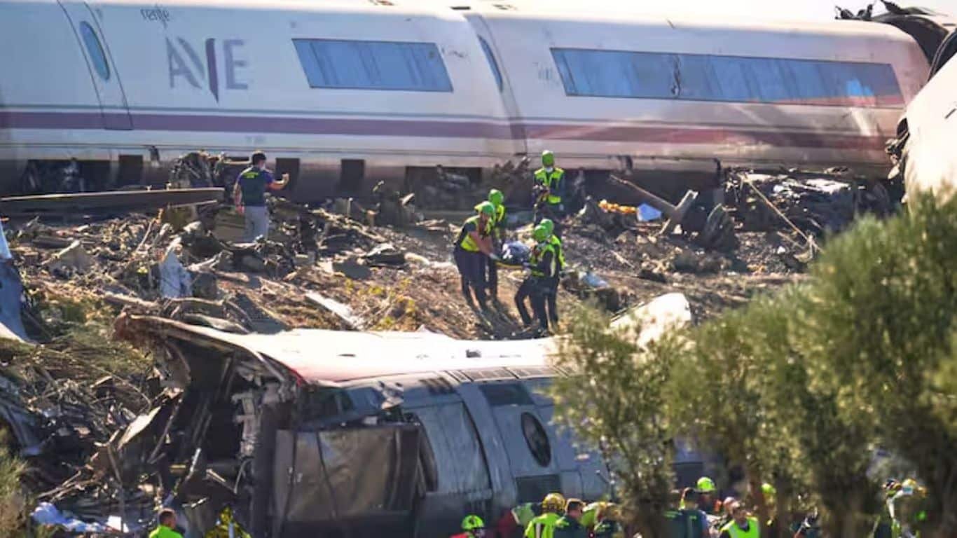 High-Speed Trains: स्पेन में भीषण ट्रेन हादसा, 68 की मौत और जांच High-Speed Trains: स्पेन में भीषण ट्रेन हादसा, 68 की मौत और जांच